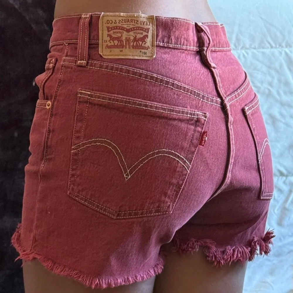 Levi’s 501 Red/Brick Wash Cut-Off Denim Shorts Waist 24 Raw Hem Women NWT - Picture 6 of 7